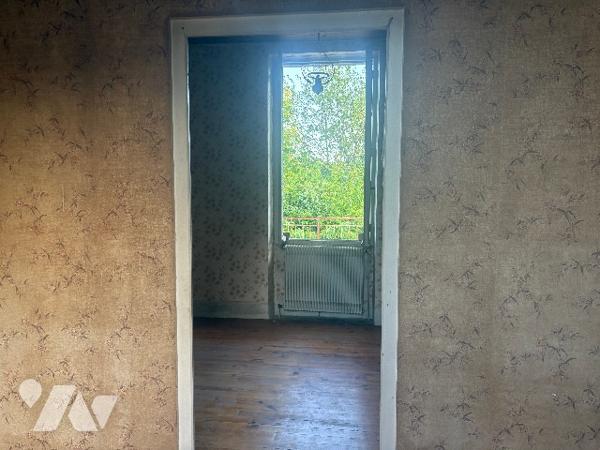 Avec son terrain arboré d'environ 3500 m², cette ancienne maison en pierre est à rénover !