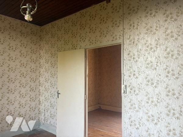 Avec son terrain arboré d'environ 3500 m², cette ancienne maison en pierre est à rénover !