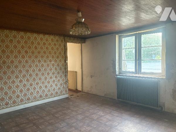 Avec son terrain arboré d'environ 3500 m², cette ancienne maison en pierre est à rénover !