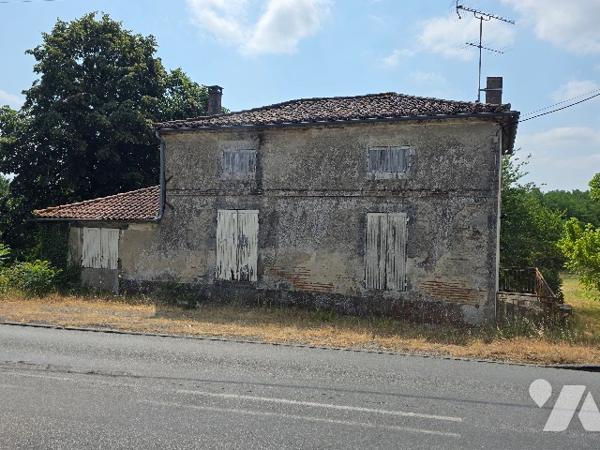 Avec son terrain arboré d'environ 3500 m², cette ancienne maison en pierre est à rénover !