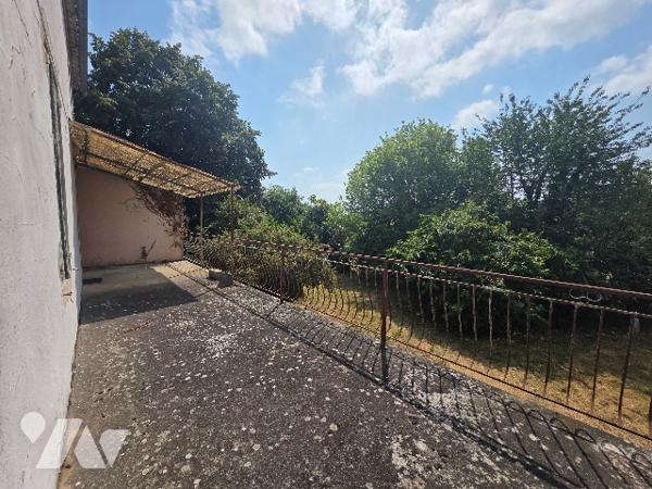 Avec son terrain arboré d'environ 3500 m², cette ancienne maison en pierre est à rénover !