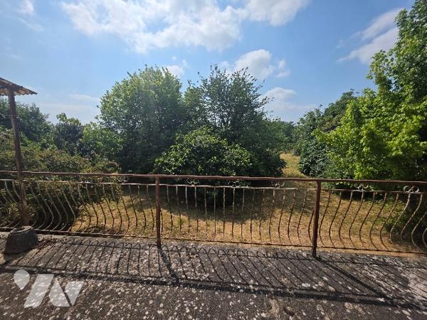 Avec son terrain arboré d'environ 3500 m², cette ancienne maison en pierre est à rénover !