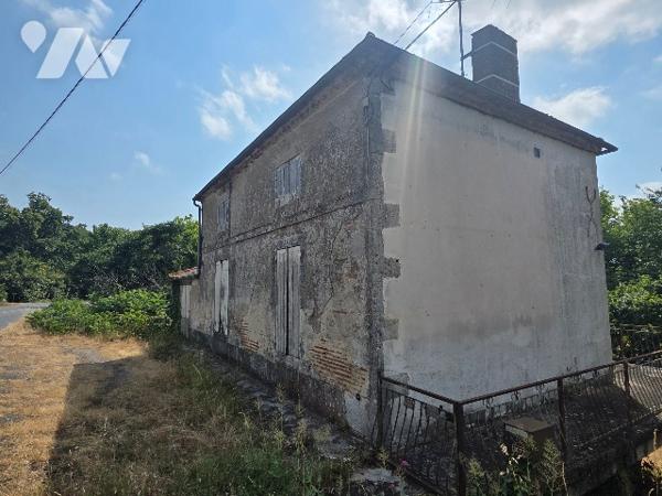 Avec son terrain arboré d'environ 3500 m², cette ancienne maison en pierre est à rénover !