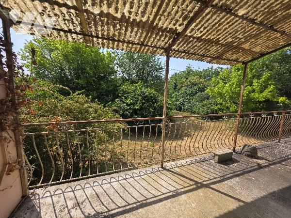 Avec son terrain arboré d'environ 3500 m², cette ancienne maison en pierre est à rénover !