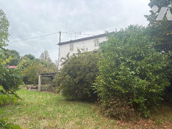 Avec son terrain arboré d'environ 3500 m², cette ancienne maison en pierre est à rénover !