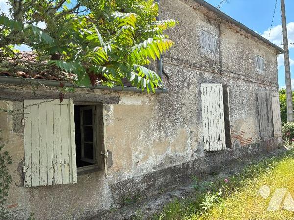 Avec son terrain arboré d'environ 3500 m², cette ancienne maison en pierre est à rénover !