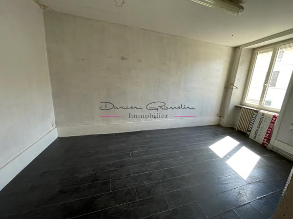 Immeuble avec local commercial et appartement