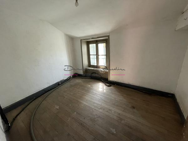 Immeuble avec local commercial et appartement