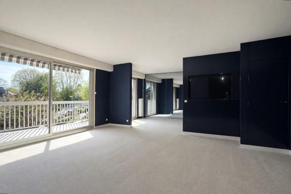 Dans résidence standing arborée avec gardienne à demeure et tennis, appartement de 59m2, 1 chambre avec baies vitrée sur large balcon filant de 14,5m2 plein sud à la vue dégagée