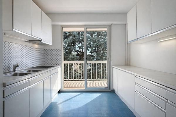 Dans résidence standing arborée avec gardienne à demeure et tennis, appartement de 59m2, 1 chambre avec baies vitrée sur large balcon filant de 14,5m2 plein sud à la vue dégagée