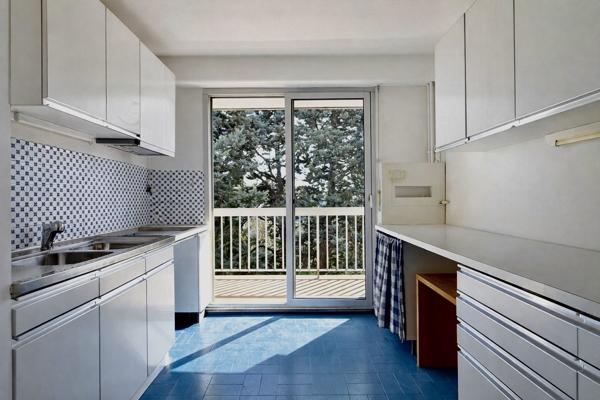 Dans résidence standing arborée avec gardienne à demeure et tennis, appartement de 59m2, 1 chambre avec baies vitrée sur large balcon filant de 14,5m2 plein sud à la vue dégagée