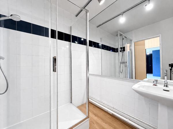 Dans résidence standing arborée avec gardienne à demeure et tennis, appartement de 59m2, 1 chambre avec baies vitrée sur large balcon filant de 14,5m2 plein sud à la vue dégagée
