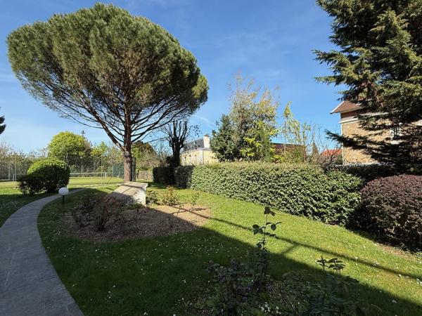 Dans résidence standing arborée avec gardienne à demeure et tennis, appartement de 59m2, 1 chambre avec baies vitrée sur large balcon filant de 14,5m2 plein sud à la vue dégagée