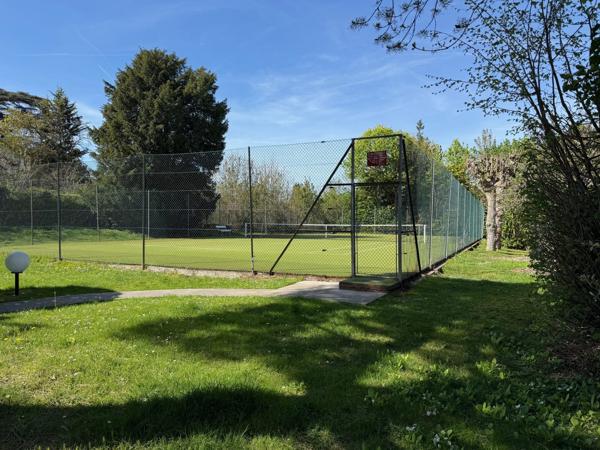 Dans résidence standing arborée avec gardienne à demeure et tennis, appartement de 59m2, 1 chambre avec baies vitrée sur large balcon filant de 14,5m2 plein sud à la vue dégagée