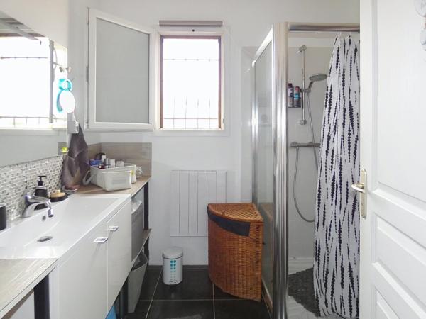 Villa plain pied 4 faces ,90 m², 3 chambres sur terrain arboré de 400 m²