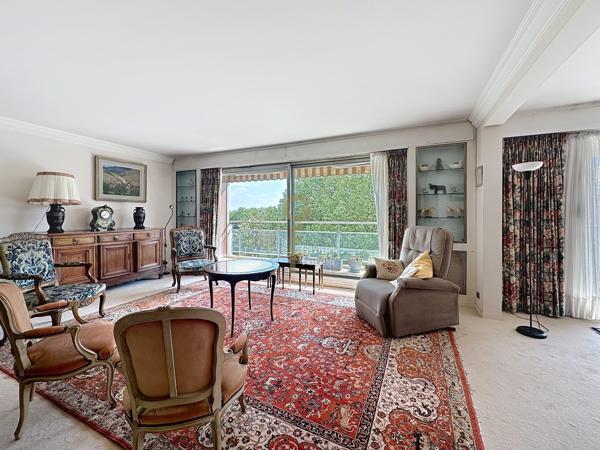 Superbe appartement de 160 m2 à Croix dans résidence sécurisée Séjour 50 m2 superbe vue sud ouest 4 ch