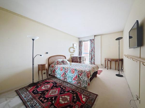 Superbe appartement de 160 m2 à Croix dans résidence sécurisée Séjour 50 m2 superbe vue sud ouest 4 ch