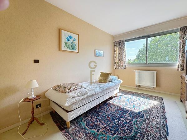 Superbe appartement de 160 m2 à Croix dans résidence sécurisée Séjour 50 m2 superbe vue sud ouest 4 ch