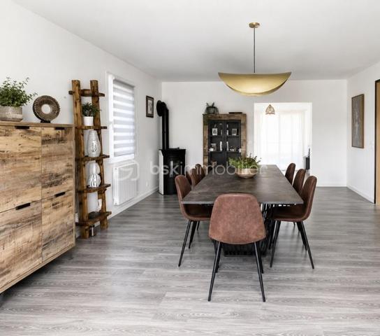 Située sur la commune de Mansle, à seulement quelques minutes de la N10, proche des commerces, écoles et commodités, découvrez cette agréable maison familiale alliant confort, fonctionnalité et luminosité.

Dès l’entrée, vous serez séduits par une cuisine moderne, aménagée et équipée, ouverte sur un espace de vie chaleureux et convivial. Quelques marches mènent à une belle salle à manger avec poêle à granulés ainsi qu’à un salon lumineux donnant accès à une terrasse idéale pour profiter des beaux jours.

La maison dispose également :

de 3 chambres confortables, dont une avec dressing,
d’une salle d’eau moderne avec grande douche et WC,
d’un WC indépendant,
d’une grande cave offrant un bel espace de stockage.
À l’extérieur, vous profiterez d’un terrain clos d’environ 700 m² avec jardin, deux terrasses et garage avec mezzanine. 
Une allée permet également le stationnement d’un véhicule.

✨ Les + de la maison :

Maison lumineuse et bien agencée
Poêle à granulés
Garage avec mezzanine
Grande cave
Jardin agréable et terrasses
Pas de travaux à prévoir 

Proximité immédiate des écoles et commerces
Accès rapide à la N10 et à Angoulême
🏠 Une maison idéale pour une famille ou un premier achat.
📞 Contactez moi dès maintenant pour organiser une visite !