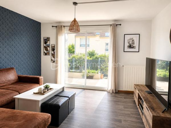 Située sur la commune de Mansle, à seulement quelques minutes de la N10, proche des commerces, écoles et commodités, découvrez cette agréable maison familiale alliant confort, fonctionnalité et luminosité.

Dès l’entrée, vous serez séduits par une cuisine moderne, aménagée et équipée, ouverte sur un espace de vie chaleureux et convivial. Quelques marches mènent à une belle salle à manger avec poêle à granulés ainsi qu’à un salon lumineux donnant accès à une terrasse idéale pour profiter des beaux jours.

La maison dispose également :

de 3 chambres confortables, dont une avec dressing,
d’une salle d’eau moderne avec grande douche et WC,
d’un WC indépendant,
d’une grande cave offrant un bel espace de stockage.
À l’extérieur, vous profiterez d’un terrain clos d’environ 700 m² avec jardin, deux terrasses et garage avec mezzanine. 
Une allée permet également le stationnement d’un véhicule.

✨ Les + de la maison :

Maison lumineuse et bien agencée
Poêle à granulés
Garage avec mezzanine
Grande cave
Jardin agréable et terrasses
Pas de travaux à prévoir 

Proximité immédiate des écoles et commerces
Accès rapide à la N10 et à Angoulême
🏠 Une maison idéale pour une famille ou un premier achat.
📞 Contactez moi dès maintenant pour organiser une visite !