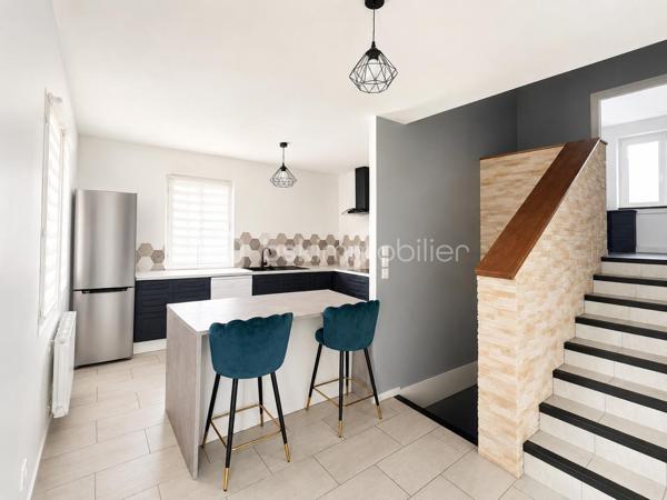 Située sur la commune de Mansle, à seulement quelques minutes de la N10, proche des commerces, écoles et commodités, découvrez cette agréable maison familiale alliant confort, fonctionnalité et luminosité.

Dès l’entrée, vous serez séduits par une cuisine moderne, aménagée et équipée, ouverte sur un espace de vie chaleureux et convivial. Quelques marches mènent à une belle salle à manger avec poêle à granulés ainsi qu’à un salon lumineux donnant accès à une terrasse idéale pour profiter des beaux jours.

La maison dispose également :

de 3 chambres confortables, dont une avec dressing,
d’une salle d’eau moderne avec grande douche et WC,
d’un WC indépendant,
d’une grande cave offrant un bel espace de stockage.
À l’extérieur, vous profiterez d’un terrain clos d’environ 700 m² avec jardin, deux terrasses et garage avec mezzanine. 
Une allée permet également le stationnement d’un véhicule.

✨ Les + de la maison :

Maison lumineuse et bien agencée
Poêle à granulés
Garage avec mezzanine
Grande cave
Jardin agréable et terrasses
Pas de travaux à prévoir 

Proximité immédiate des écoles et commerces
Accès rapide à la N10 et à Angoulême
🏠 Une maison idéale pour une famille ou un premier achat.
📞 Contactez moi dès maintenant pour organiser une visite !