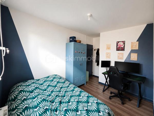 Située sur la commune de Mansle, à seulement quelques minutes de la N10, proche des commerces, écoles et commodités, découvrez cette agréable maison familiale alliant confort, fonctionnalité et luminosité.

Dès l’entrée, vous serez séduits par une cuisine moderne, aménagée et équipée, ouverte sur un espace de vie chaleureux et convivial. Quelques marches mènent à une belle salle à manger avec poêle à granulés ainsi qu’à un salon lumineux donnant accès à une terrasse idéale pour profiter des beaux jours.

La maison dispose également :

de 3 chambres confortables, dont une avec dressing,
d’une salle d’eau moderne avec grande douche et WC,
d’un WC indépendant,
d’une grande cave offrant un bel espace de stockage.
À l’extérieur, vous profiterez d’un terrain clos d’environ 700 m² avec jardin, deux terrasses et garage avec mezzanine. 
Une allée permet également le stationnement d’un véhicule.

✨ Les + de la maison :

Maison lumineuse et bien agencée
Poêle à granulés
Garage avec mezzanine
Grande cave
Jardin agréable et terrasses
Pas de travaux à prévoir 

Proximité immédiate des écoles et commerces
Accès rapide à la N10 et à Angoulême
🏠 Une maison idéale pour une famille ou un premier achat.
📞 Contactez moi dès maintenant pour organiser une visite !