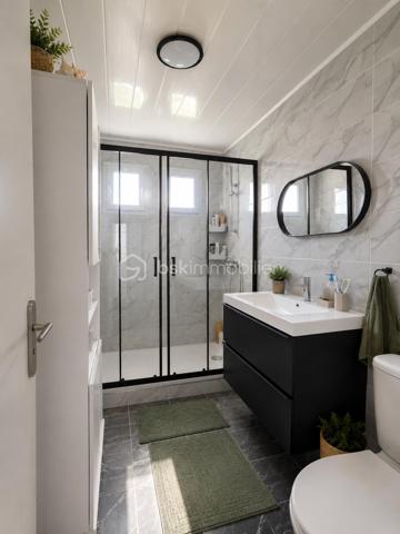 Située sur la commune de Mansle, à seulement quelques minutes de la N10, proche des commerces, écoles et commodités, découvrez cette agréable maison familiale alliant confort, fonctionnalité et luminosité.

Dès l’entrée, vous serez séduits par une cuisine moderne, aménagée et équipée, ouverte sur un espace de vie chaleureux et convivial. Quelques marches mènent à une belle salle à manger avec poêle à granulés ainsi qu’à un salon lumineux donnant accès à une terrasse idéale pour profiter des beaux jours.

La maison dispose également :

de 3 chambres confortables, dont une avec dressing,
d’une salle d’eau moderne avec grande douche et WC,
d’un WC indépendant,
d’une grande cave offrant un bel espace de stockage.
À l’extérieur, vous profiterez d’un terrain clos d’environ 700 m² avec jardin, deux terrasses et garage avec mezzanine. 
Une allée permet également le stationnement d’un véhicule.

✨ Les + de la maison :

Maison lumineuse et bien agencée
Poêle à granulés
Garage avec mezzanine
Grande cave
Jardin agréable et terrasses
Pas de travaux à prévoir 

Proximité immédiate des écoles et commerces
Accès rapide à la N10 et à Angoulême
🏠 Une maison idéale pour une famille ou un premier achat.
📞 Contactez moi dès maintenant pour organiser une visite !