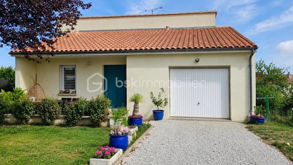 Située sur la commune de Mansle, à seulement quelques minutes de la N10, proche des commerces, écoles et commodités, découvrez cette agréable maison familiale alliant confort, fonctionnalité et luminosité.

Dès l’entrée, vous serez séduits par une cuisine moderne, aménagée et équipée, ouverte sur un espace de vie chaleureux et convivial. Quelques marches mènent à une belle salle à manger avec poêle à granulés ainsi qu’à un salon lumineux donnant accès à une terrasse idéale pour profiter des beaux jours.

La maison dispose également :

de 3 chambres confortables, dont une avec dressing,
d’une salle d’eau moderne avec grande douche et WC,
d’un WC indépendant,
d’une grande cave offrant un bel espace de stockage.
À l’extérieur, vous profiterez d’un terrain clos d’environ 700 m² avec jardin, deux terrasses et garage avec mezzanine. 
Une allée permet également le stationnement d’un véhicule.

✨ Les + de la maison :

Maison lumineuse et bien agencée
Poêle à granulés
Garage avec mezzanine
Grande cave
Jardin agréable et terrasses
Pas de travaux à prévoir 

Proximité immédiate des écoles et commerces
Accès rapide à la N10 et à Angoulême
🏠 Une maison idéale pour une famille ou un premier achat.
📞 Contactez moi dès maintenant pour organiser une visite !