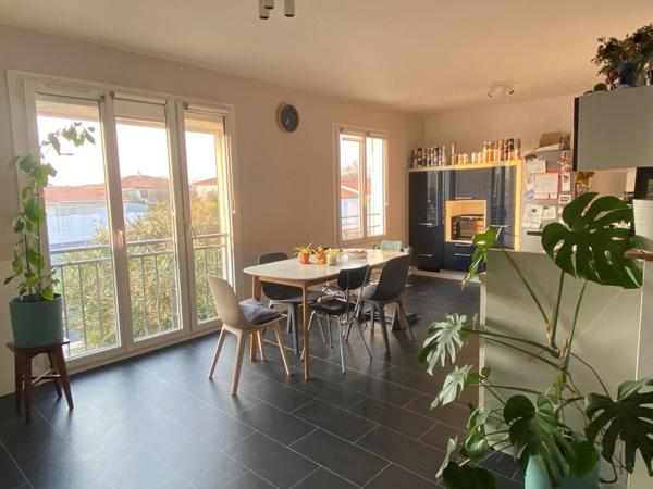 A 15 minutes à vélo de la rochelle et à deux pas des commerces, maison familiale de 4 chambres avec jardin clos et proche de tout !