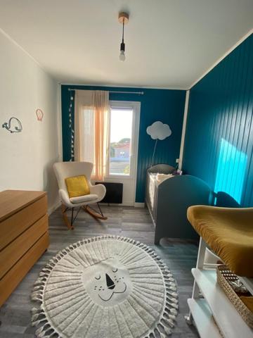 A 15 minutes à vélo de la rochelle et à deux pas des commerces, maison familiale de 4 chambres avec jardin clos et proche de tout !