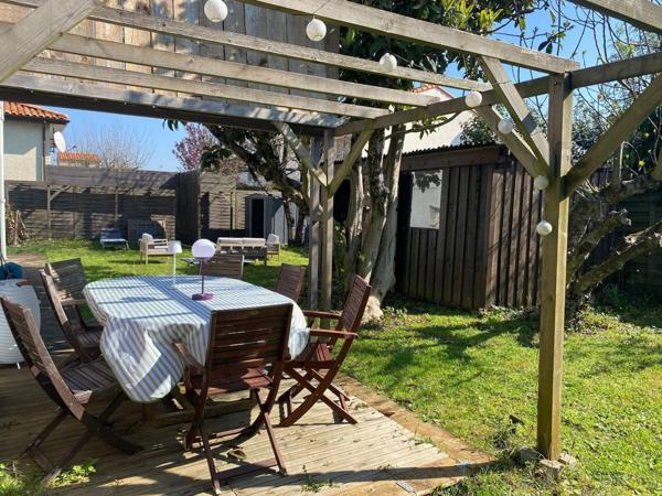 A 15 minutes à vélo de la rochelle et à deux pas des commerces, maison familiale de 4 chambres avec jardin clos et proche de tout !
