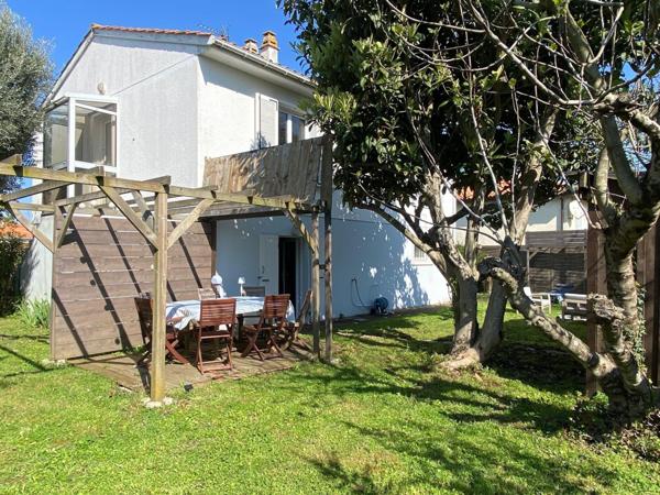 A 15 minutes à vélo de la rochelle et à deux pas des commerces, maison familiale de 4 chambres avec jardin clos et proche de tout !