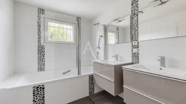 Maison Roissy En Brie 8 pièce(s) 122 m2