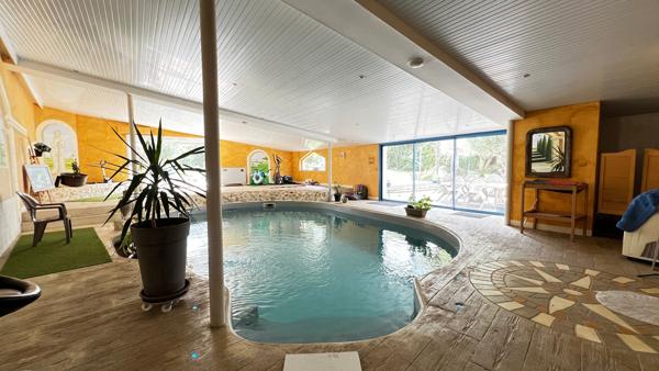 Villa à Échillais 7 pièce(s) 205 m2, piscine intérieure rénovée