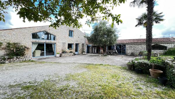Villa à Échillais 7 pièce(s) 205 m2, piscine intérieure rénovée