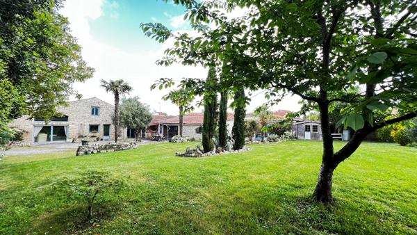 Villa à Échillais 7 pièce(s) 205 m2, piscine intérieure rénovée