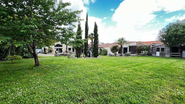 Villa à Échillais 7 pièce(s) 205 m2, piscine intérieure rénovée