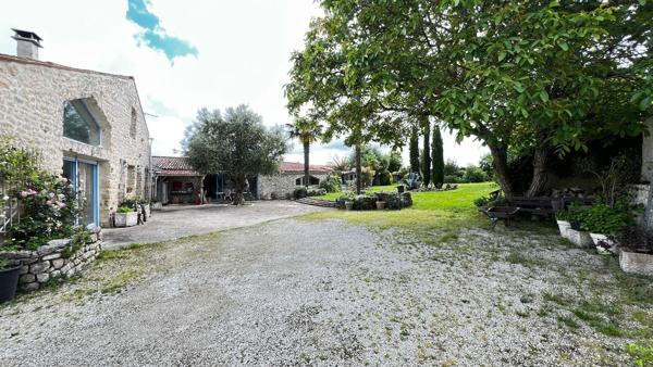 Villa à Échillais 7 pièce(s) 205 m2, piscine intérieure rénovée