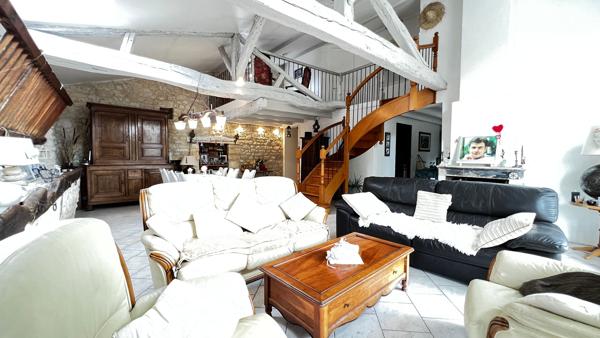 Villa à Échillais 7 pièce(s) 205 m2, piscine intérieure rénovée