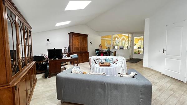 Villa à Échillais 7 pièce(s) 205 m2, piscine intérieure rénovée