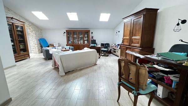 Villa à Échillais 7 pièce(s) 205 m2, piscine intérieure rénovée