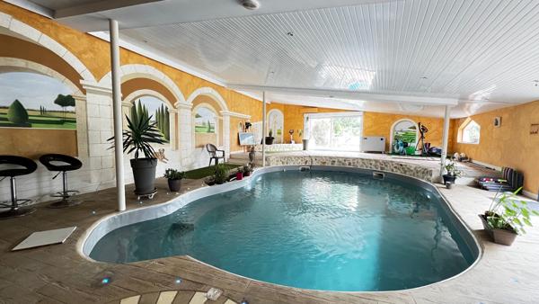 Villa à Échillais 7 pièce(s) 205 m2, piscine intérieure rénovée