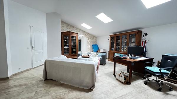 Villa à Échillais 7 pièce(s) 205 m2, piscine intérieure rénovée