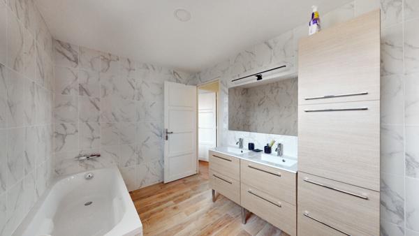 Maison de 3 chambres avec un grand garage, jardin à MANTES LA JOLIE