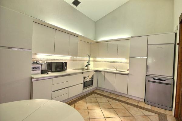 BATIMENT 225 M² SUR 2700M² DE TERRAIN