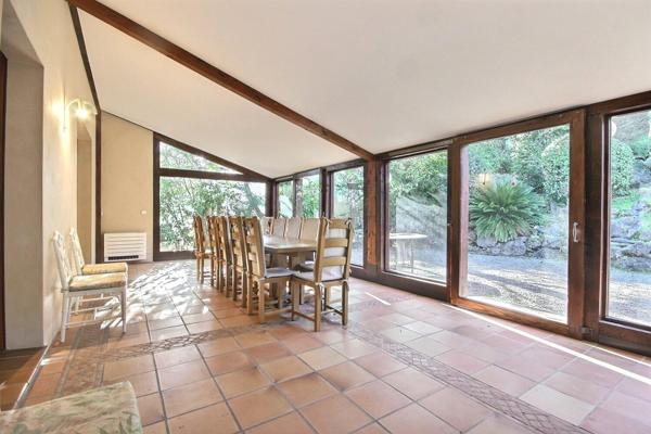 BATIMENT 225 M² SUR 2700M² DE TERRAIN