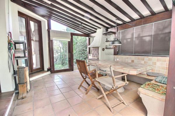 BATIMENT 225 M² SUR 2700M² DE TERRAIN