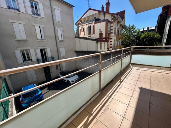 Au coeur des facs très beau T2 meublé avec balcon au calme - Clermont-Province Au coeur des facs très beau T2 meublé avec balcon au calme
