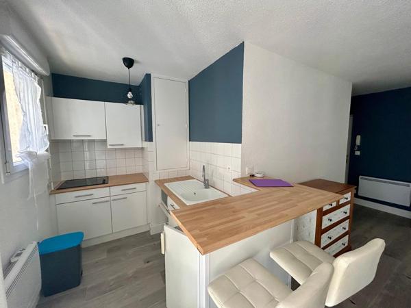 Au coeur des facs très beau T2 meublé avec balcon au calme - Clermont-Province Au coeur des facs très beau T2 meublé avec balcon au calme