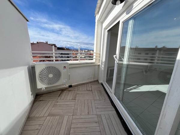 Magnifique T2 de style Loft de 39 m² carrez avec petite terrasse et comble au dernier étage avec ascenseur